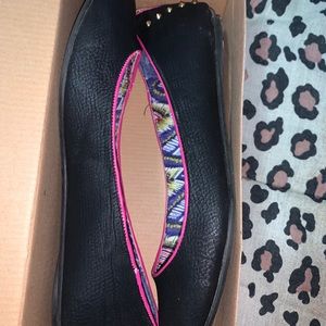Black with fuchsia trim flats. Size 10.
